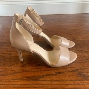 Nine West champagne 3” heels with ankle strap Size 8